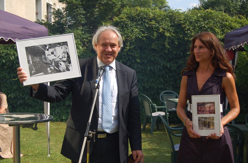 Herr Schrödter überreicht alte Fotos des Cafe´s Blisse 14