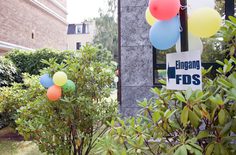Der Eingang zum Jubiläumsfest im Garten der Hausverwaltung