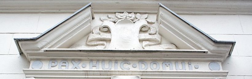 Fries mit lateinischer Inschrift "Pax huic domui" (Friede sei in diesem Hause)