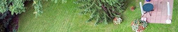 Blick von oben auf einen Garten mit Sitzplatz
