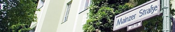 Hausausschnitt mit Straßenschild