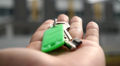 Schlüssel liegen auf einer ausgestreckten Handinnenfläche