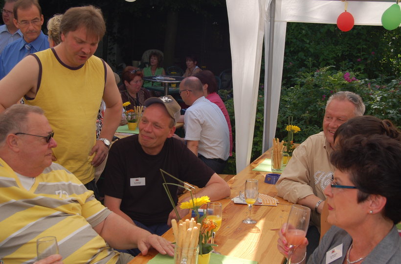 Hausmeister, Reparaturmobil und Verwaltung an einem Tisch