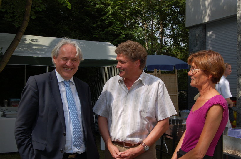 Wolfgang Schrödter im gespräch mit Mitarbeitern der Druckerei Nordbahn gGmbH