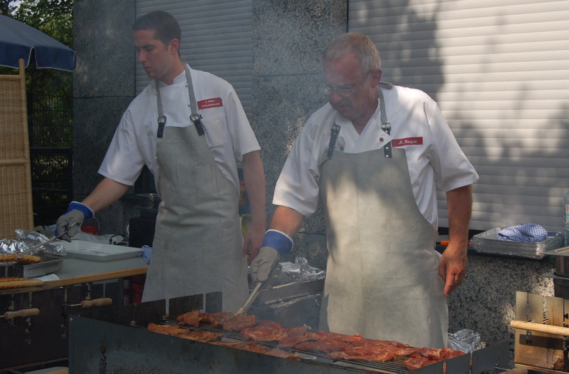 Die Grillmeister der Villa Donnersmarck bei der Arbeit