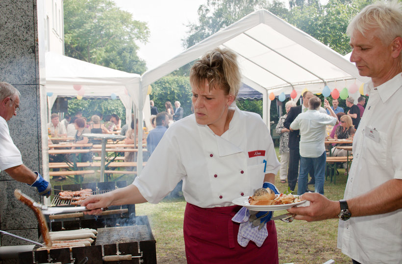 Leckere Bratwurst vom Grill wechselt den Besitzer