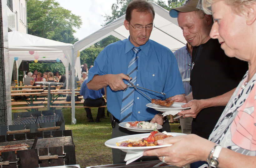 Leckeres vom Grill wird aufgetan
