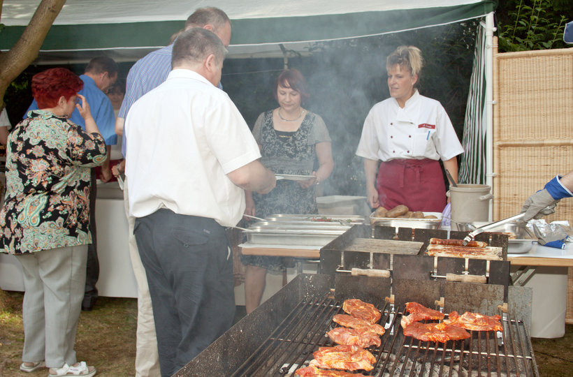 Gäste vor dem Grill und Buffet