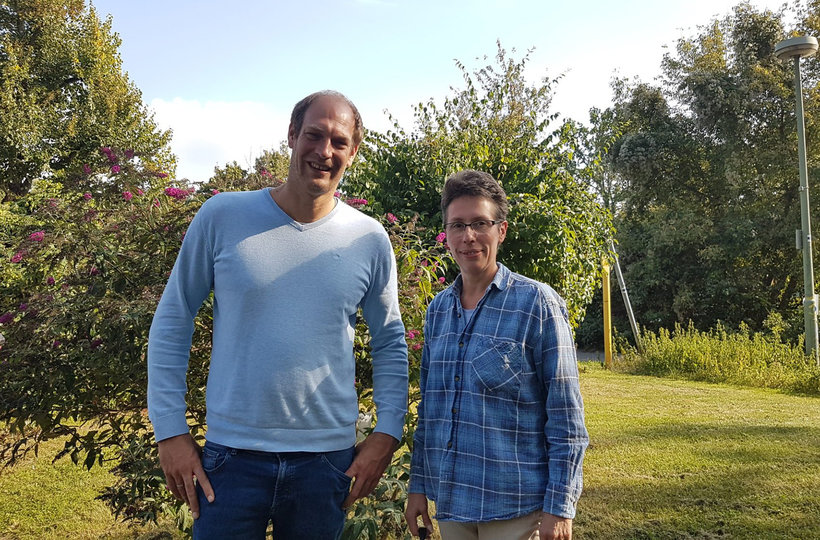 Herr Kempf und Frau Bierwagen stehen im Garten der FDS Hausverwaltung